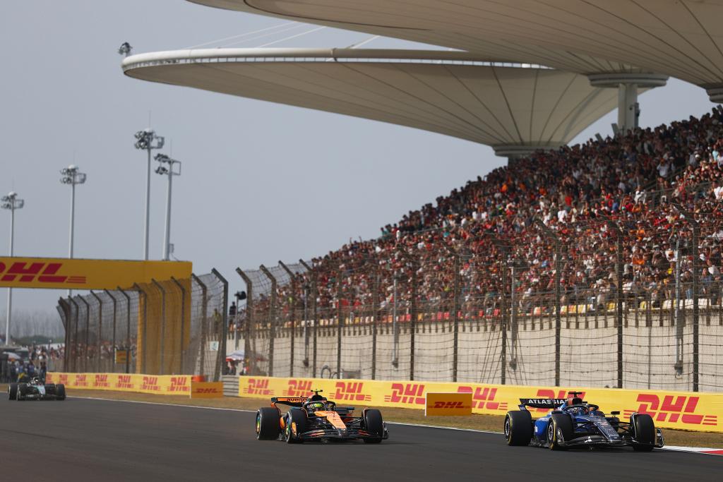 F1车队对阵恒大展开拉锯大战，最终险胜对手